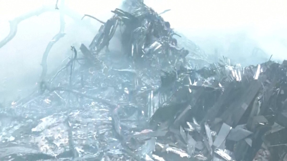 Bölgeden gelen ilk fotoğraflarda, uçağın enkazından yükselen siyah dumanlar görülüyor.