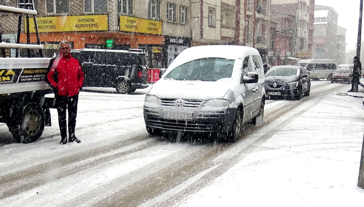 Meteorolojiden art arda uyarılar: Kuvvetli sağanak, yoğun kar ve fırtınaya dikkat!