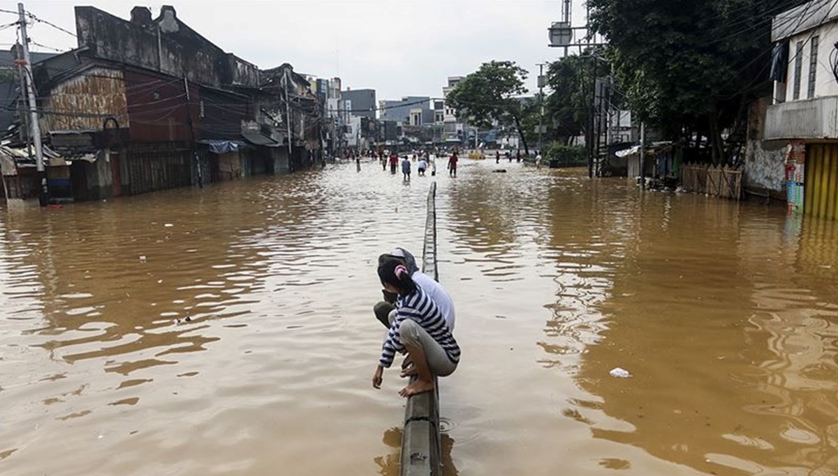 Endonezya'da ani sel ve toprak kayması: 1 kişi öldü, 11 kişi kayıp