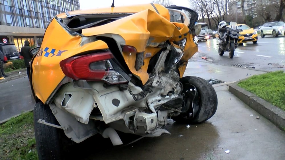 Bakırköy’de 5 aracın karıştığı kaza: Cip sürücüsü gözaltında - 3