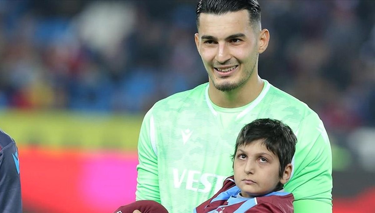 Trabzonspor'un forma tanıtımında yer alan lösemi hastası Hicran hayatını kaybettispor Trabzonspor'un forma tanıtımında yer alan lösemi hastası Hicran hayatını kaybettispor