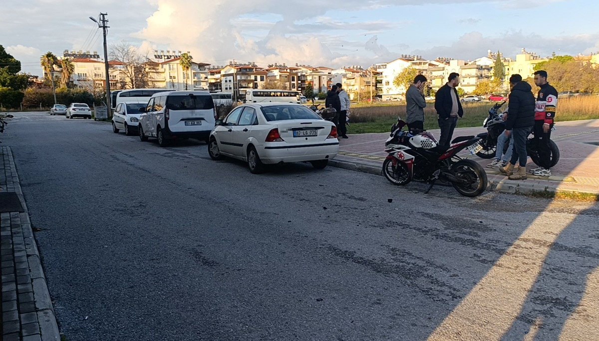 Motosiklet hafif ticari araçla çarpıştı: Sürücü yaralandı Motosiklet hafif ticari araçla çarpıştı: Sürücü yaralandı