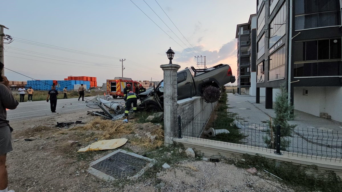 Konya'da beton direğe çarpan kamyonet, bahçe duvarında asılı kaldı