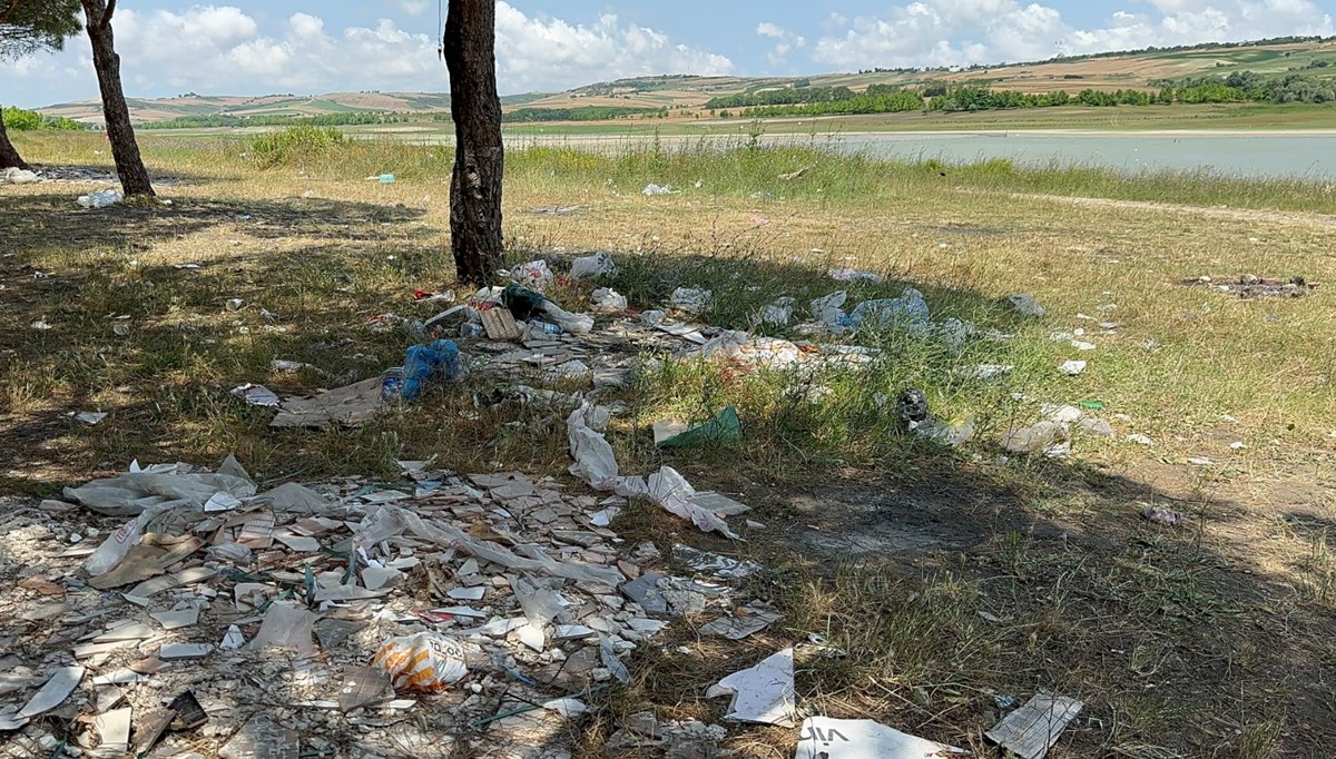 Tatilcilerden geriye çöp yığını kaldı Tatilcilerden geriye çöp yığını kaldı