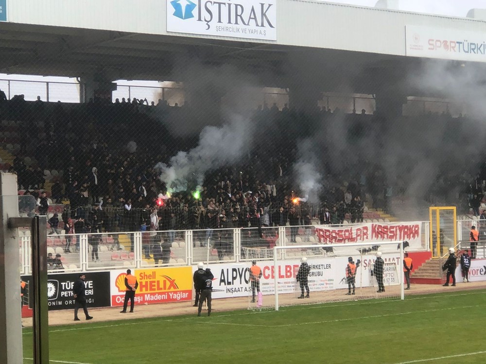 Batman Petrolspor-Şanlıurfaspor maçı saha olayları nedeniyle tatil edildi - 11
