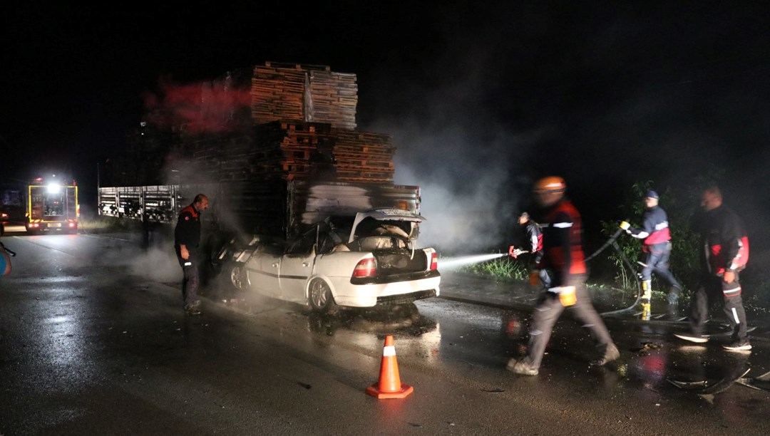 TIR'a ok gibi saplanan otomobil alev alev yandı: 1 ölü