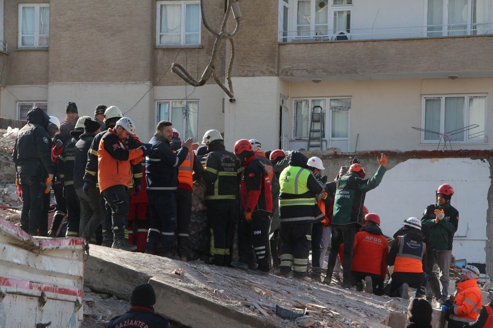 Enkaz altındakiler için zamana karşı yarış - 23