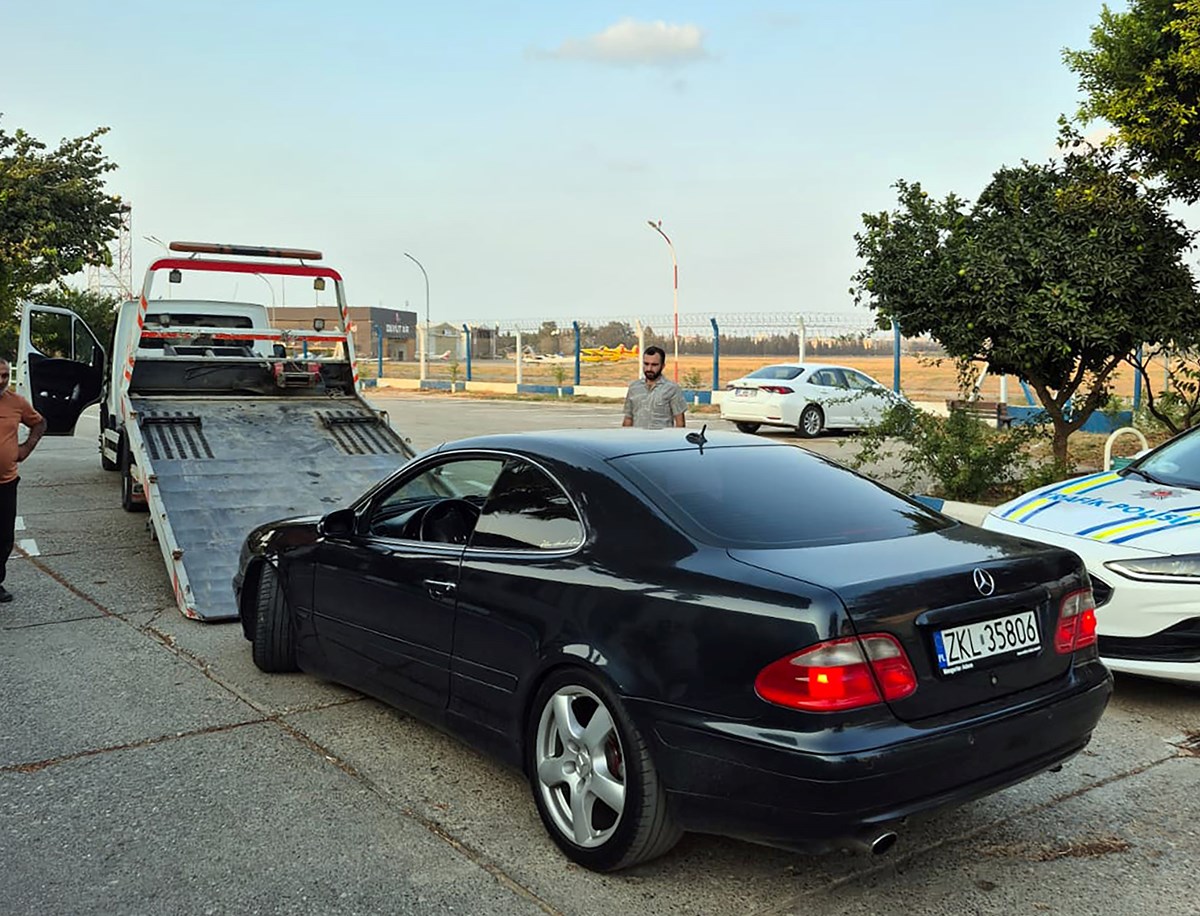 Sürücünün ehliyetine el konulurken trafikten menedilen otomobili de yediemin otoparkına çekildi. Sürücünün ehliyetine el konulurken trafikten menedilen otomobili de yediemin otoparkına çekildi.