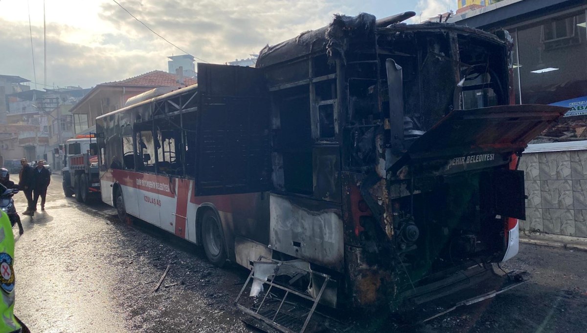 İzmir'de korku dolu anlar: Otobüs küle döndü