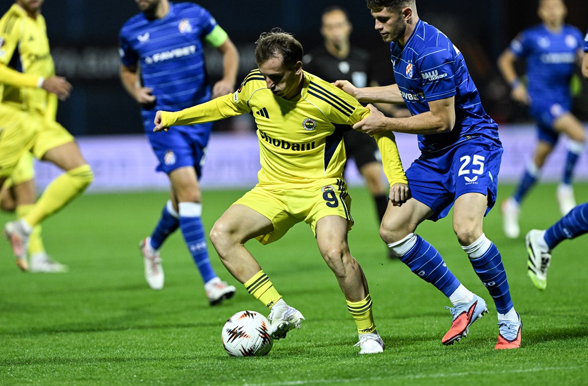 Fenerbahçeli Kerem Aktürkoğlu, rakibiyle ikili mücadele halinde.