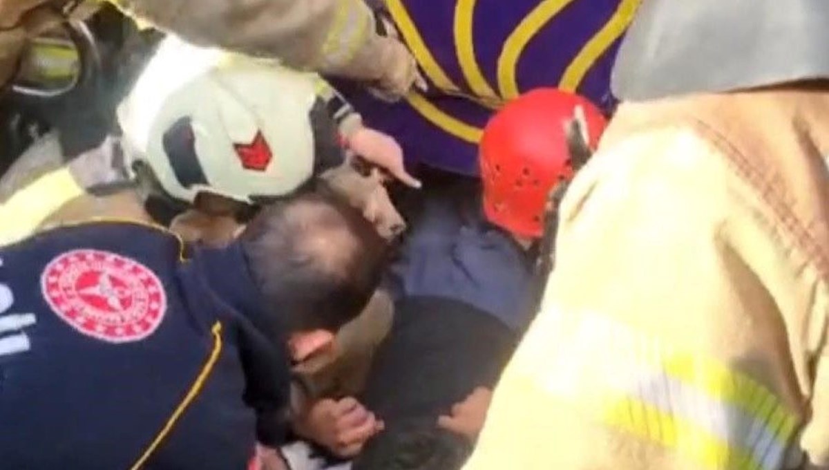 Beyoğlu'nda feci kaza: Tramvayın altında kaldı Beyoğlu'nda feci kaza: Tramvayın altında kaldı