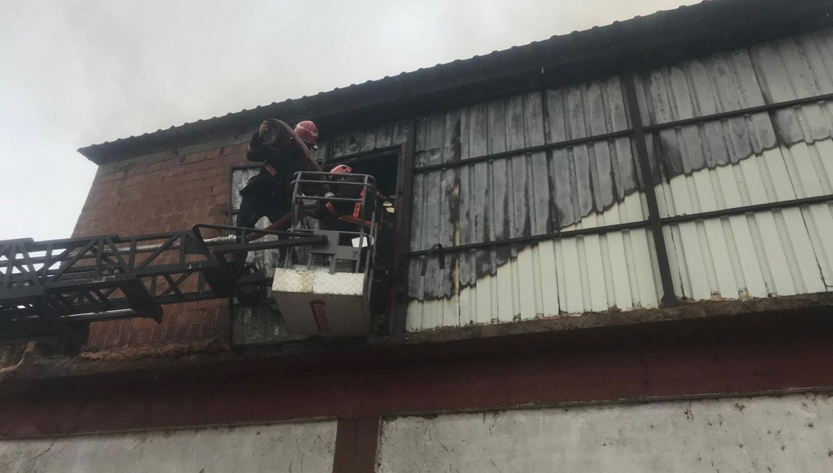 Orman ürünleri fabrikasında korkutan yangın Orman ürünleri fabrikasında korkutan yangın