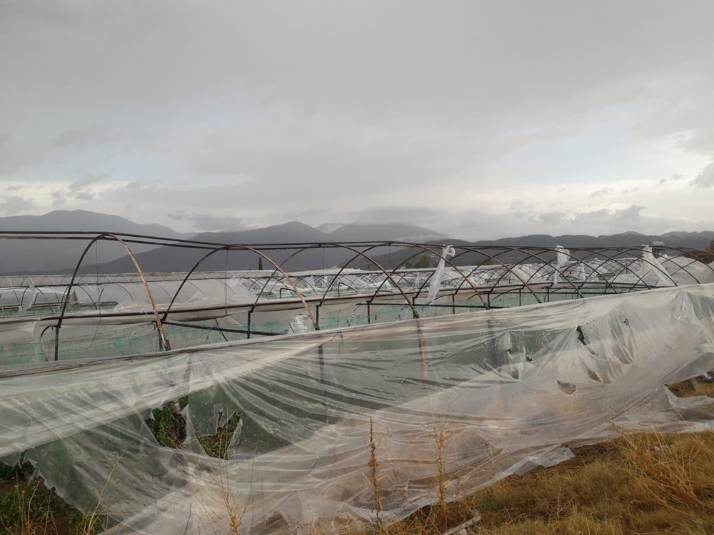 Antalya Kumluca'da kuvvetli rüzgar ve dolu: 1 ölü - 3