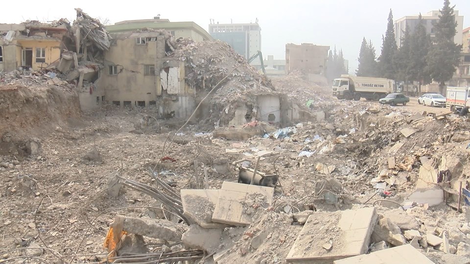 Anne ve ablası için enkaz başında acı bekleyiş - 2