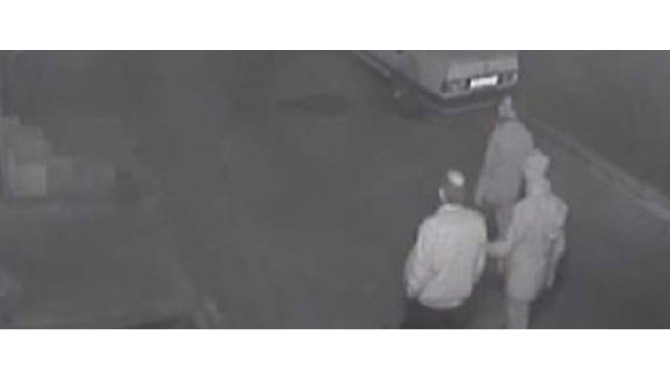 Babalarını öldürüp, halıya sarıp yol kenarına attılar