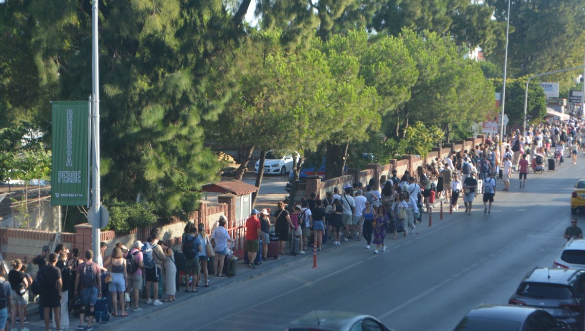 Midilli Adası'na gitmek isteyen tatilciler Ayvalık'ta yoğunluk oluşturdu