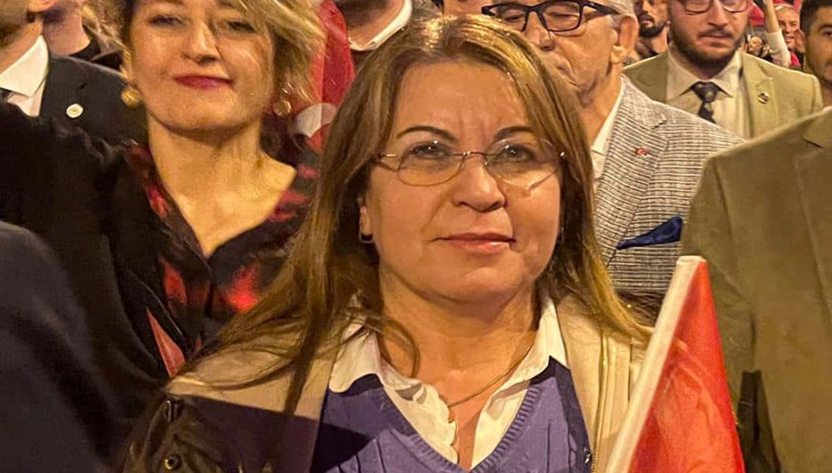 TBMM Başkanvekili Karaca, fener alayında düşüp ayağını kırdı TBMM Başkanvekili Karaca, fener alayında düşüp ayağını kırdı