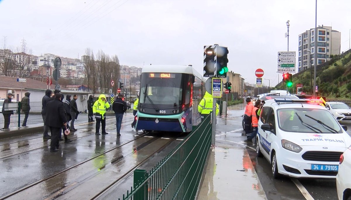 İstanbul'da tramvayın çarptığı kadın ağır yaralandı