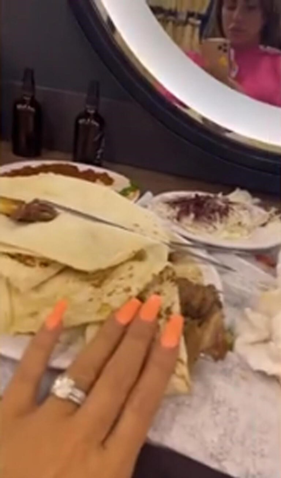 Katie Price kuafördeki kebap ziyafetinde yüzüğünü gösterdi - 2