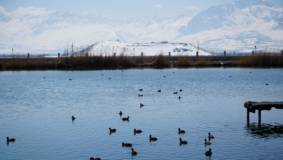 Munzur ve Keşiş Dağları arasında yer alıyor