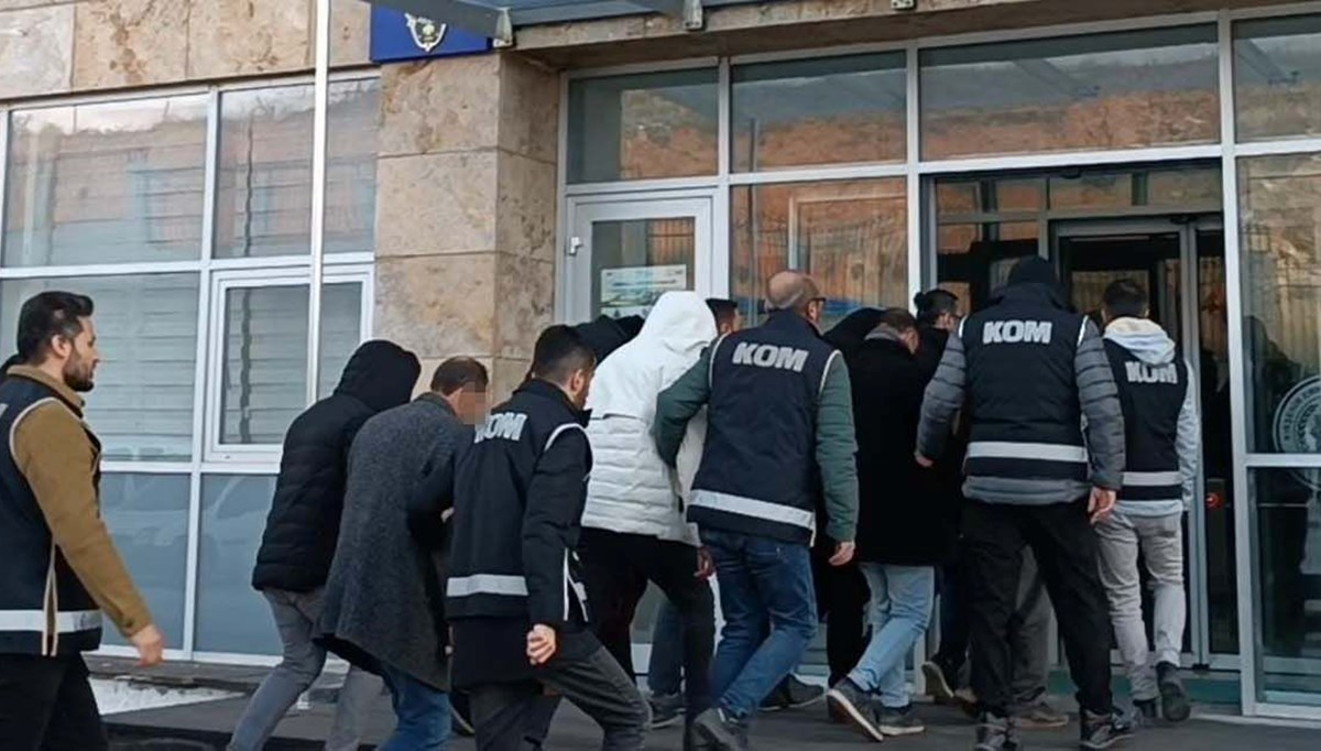 Ehliyet sınavı dolandırıcılığı: 21 şüpheli gözaltında Ehliyet sınavı dolandırıcılığı: 21 şüpheli gözaltında