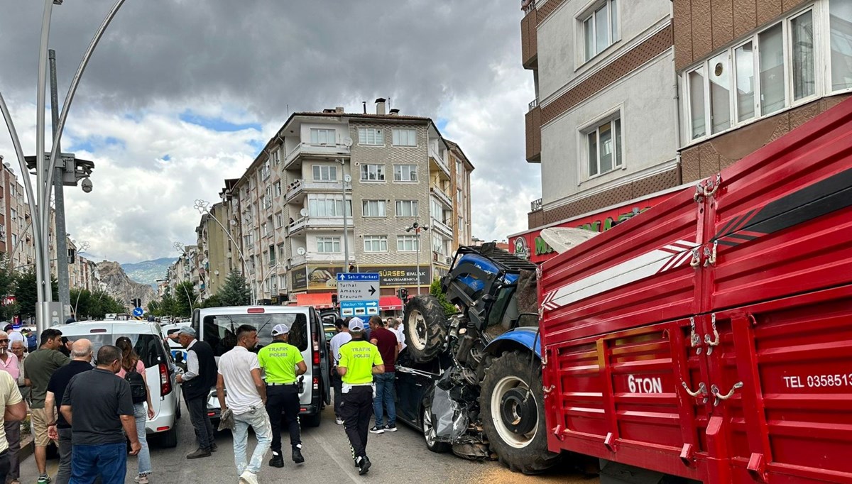 Tokat'ta freni boşalan traktör aracın üstüne çıkarak durabildi