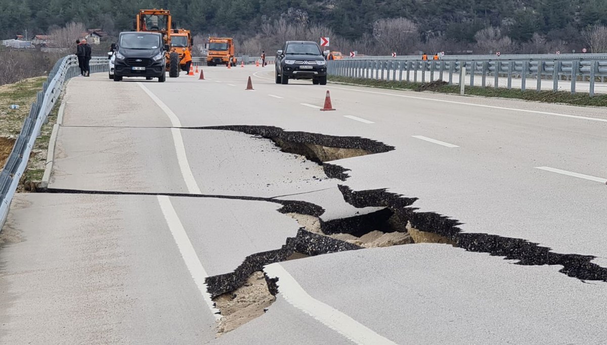 Kastamonu-Karabük yolunda çökme Kastamonu-Karabük yolunda çökme