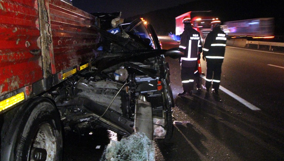 Bolu'da minibüs TIR'a çarptı: 2 ölü, 3 yaralı