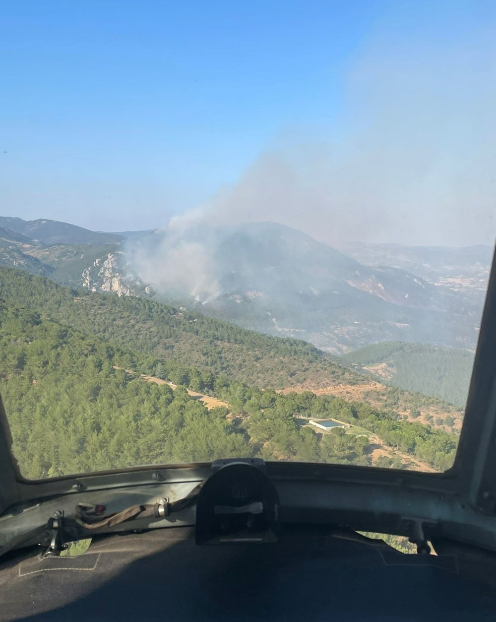 İzmir’deki orman yangını ikinci gününde: Ekiplerin müdahalesi
sürüyor - 4