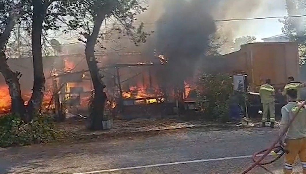Antalya'da terk edilmiş baraka alev topuna döndü