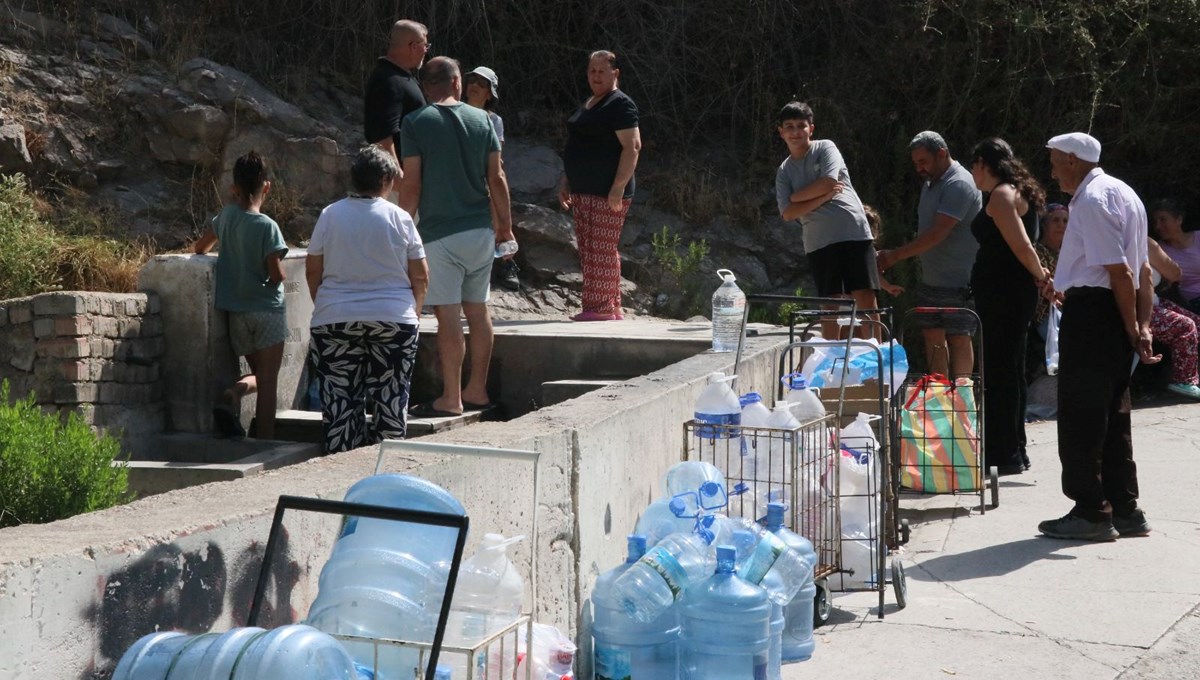 Çiğli'deki çeşmede su kuyrukları oluştu