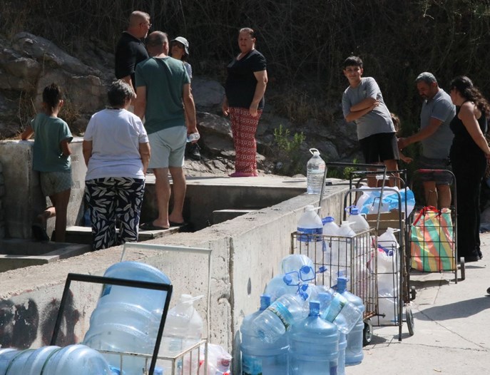 İzmir'de 32 saatlik su kesintisi! Bidonunu damacanasını alan çeşmeye koştu