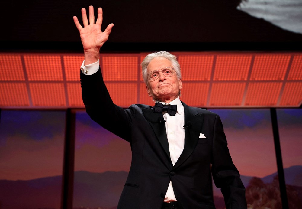 Michael Douglas ve Scarlett Johansson akraba çıktı - 1