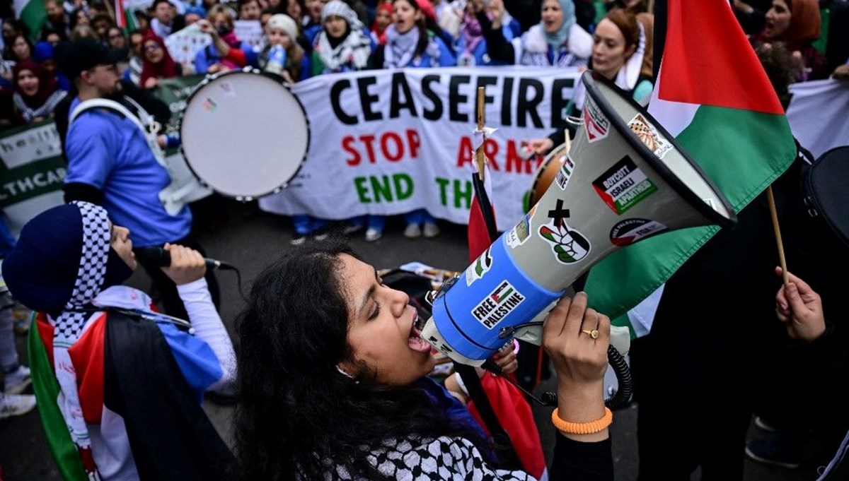 Londra'da binlerce kişi Gazze ateşkesine destek için yürüdü Londra'da binlerce kişi Gazze ateşkesine destek için yürüdü