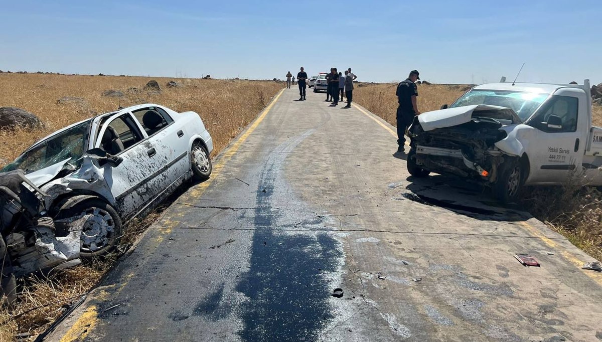 Otomobille kamyonet kafa kafaya çarpıştı: 9 yaralı