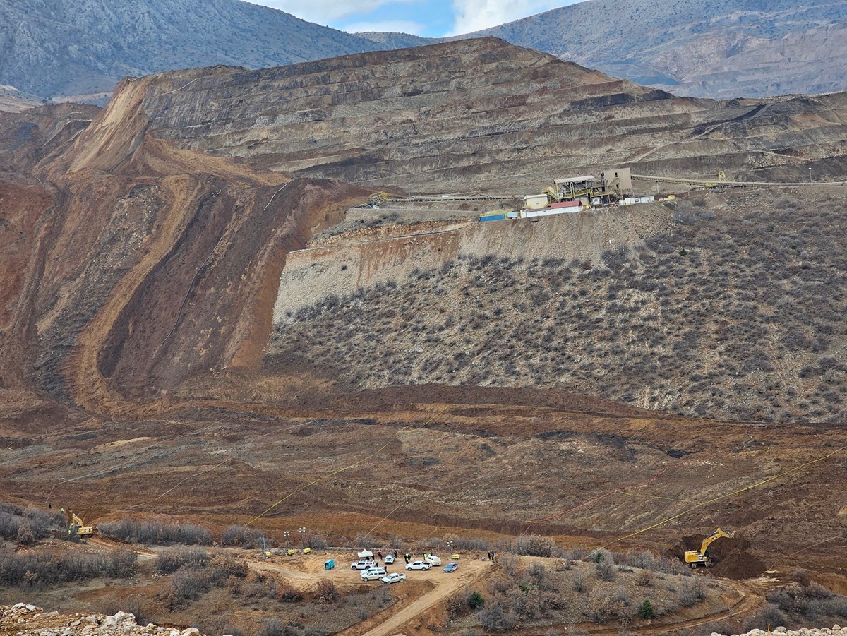 Erzincan maden faciası: Çatlak erken farkedildi, işçiler tahliye edildi, kontrole giden ekip toprak altında kaldı