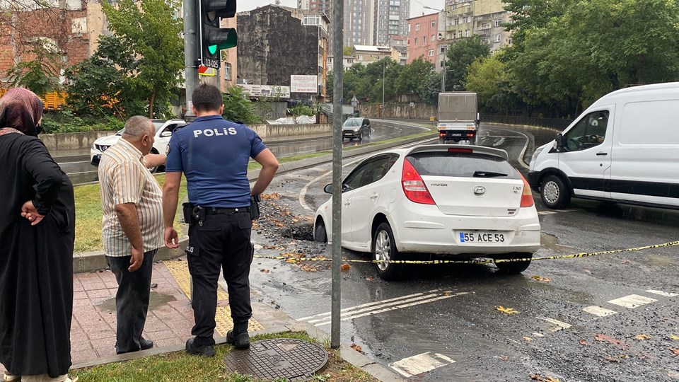 Gaziosmanpaşa'da yağmurda yol çöktü otomobil çukura düştü - 2