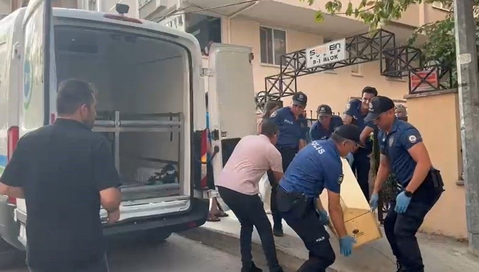 Evin terasına geçmeye çalışarken öldü
