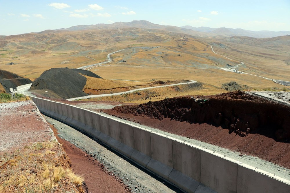 İran sınırında kaçak geçişleri engellemek için beton duvar örülüyor - 13