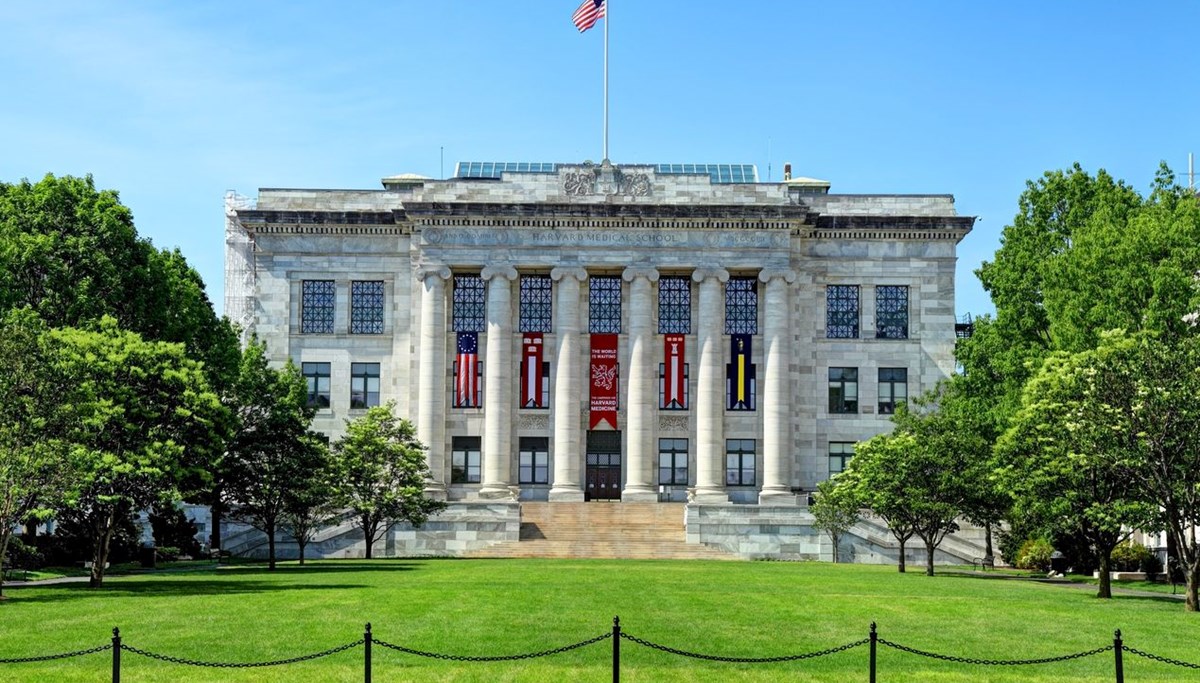 Harvard Tıp Fakültesi'nin morg müdürüne 'kadavra parçalarını satıyor' suçlaması Harvard Tıp Fakültesi'nin morg müdürüne 'kadavra parçalarını satıyor' suçlaması