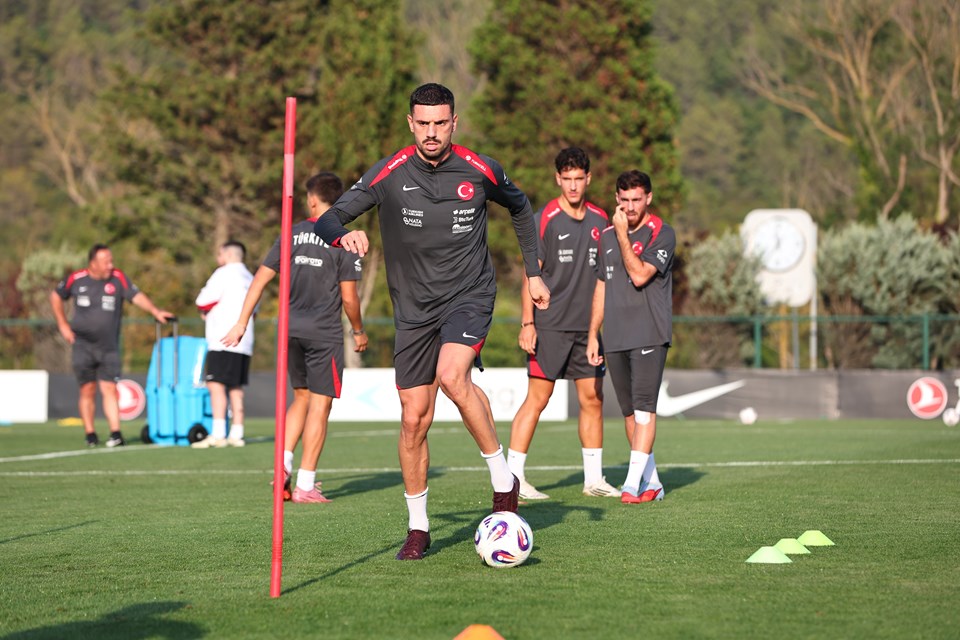 Merih Demiral'ı basın toplantısında kızdıran soru: 
