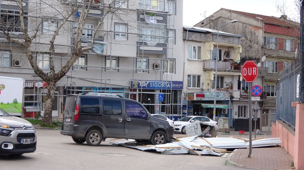Bursa'da lodos çatıları uçurdu - 4