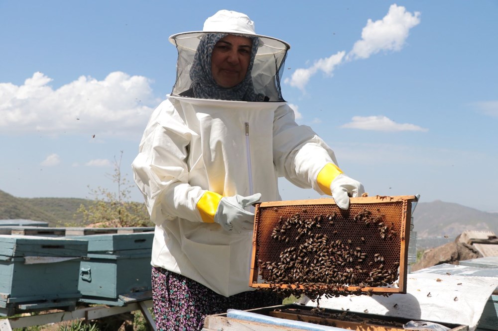 Kansere yakalandı ama yılmadı: Çocuklarını okutmak için başladığı arıcılıkta işleri büyüttü - 1