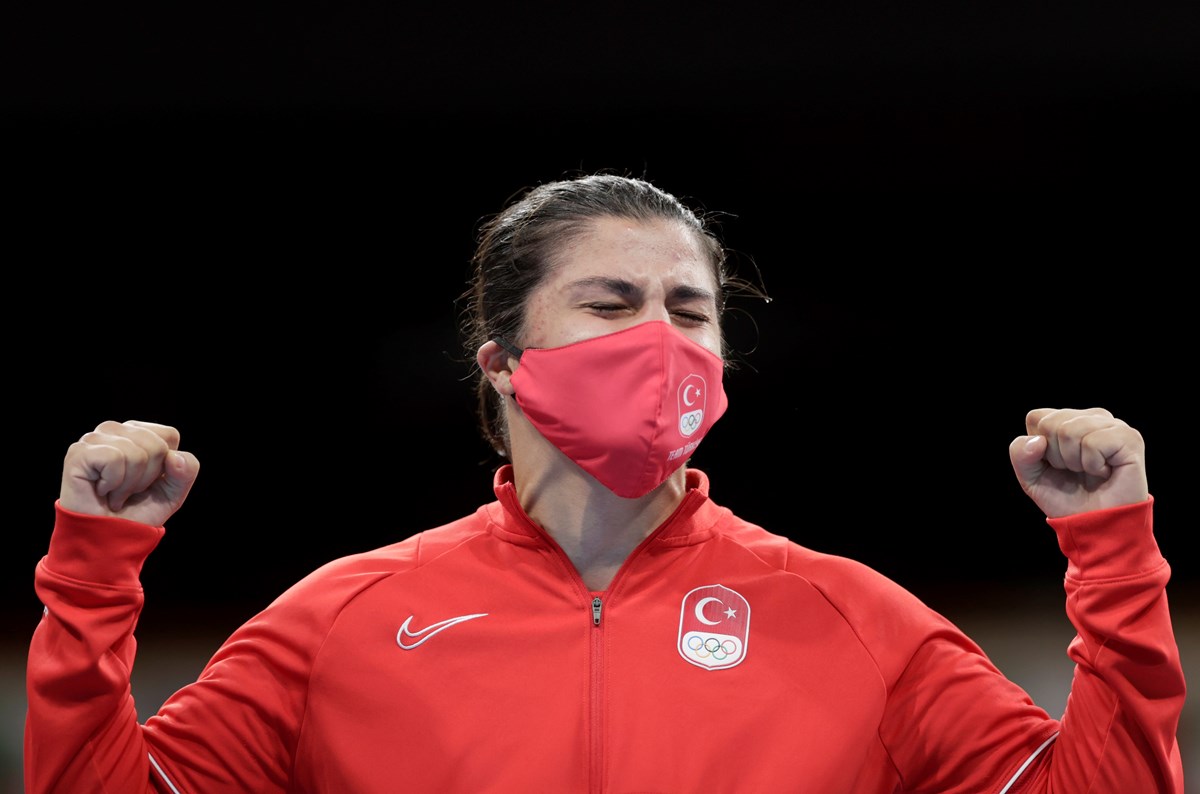 Busenaz Sürmeneli, altın madalyasını alırken gözyaşlarını tutamadı.