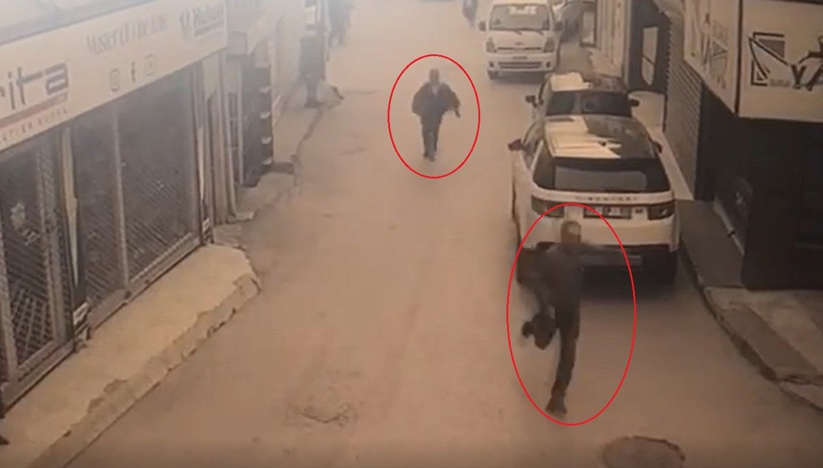 Bursa'da eski eşinin yanında gördüğü adamı rehin aldı! O anlar kamerada Bursa'da eski eşinin yanında gördüğü adamı rehin aldı! O anlar kamerada
