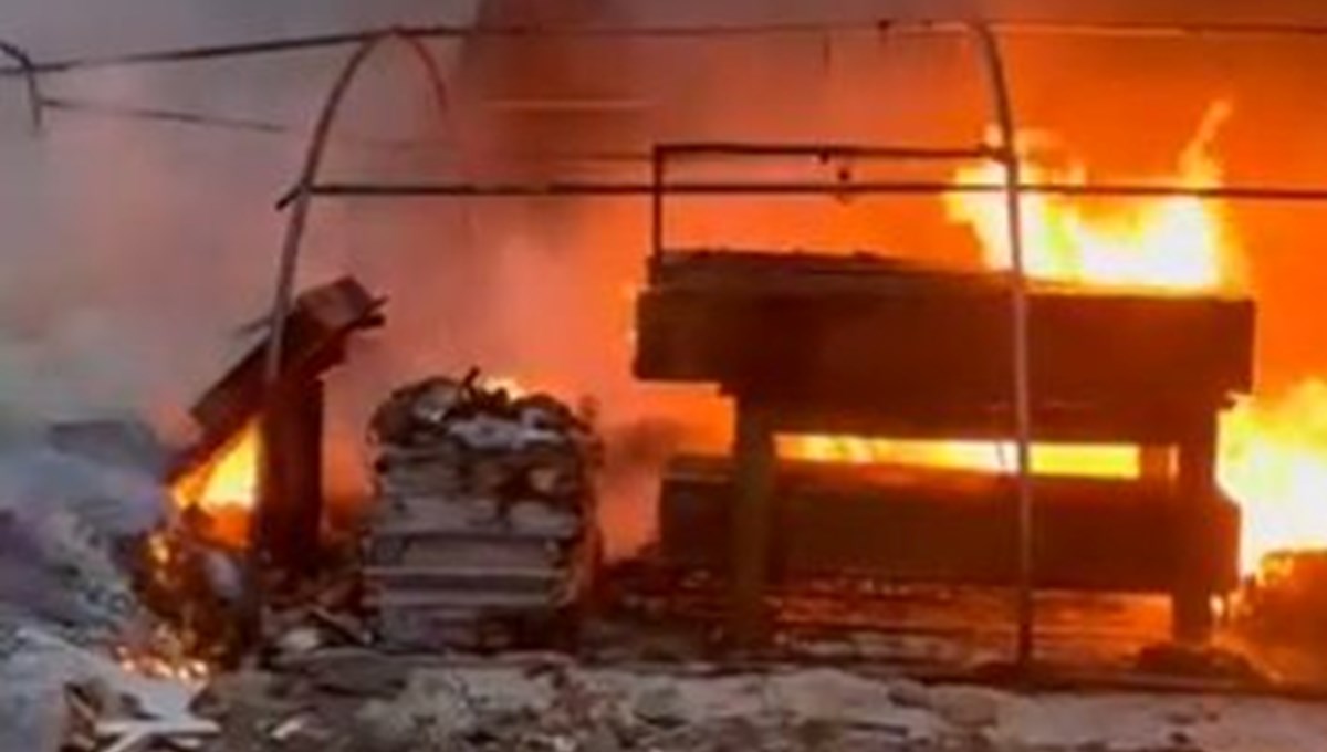 Hatay’da depremzedelerin kurduğu 5 çadır yangında kül oldu Hatay’da depremzedelerin kurduğu 5 çadır yangında kül oldu