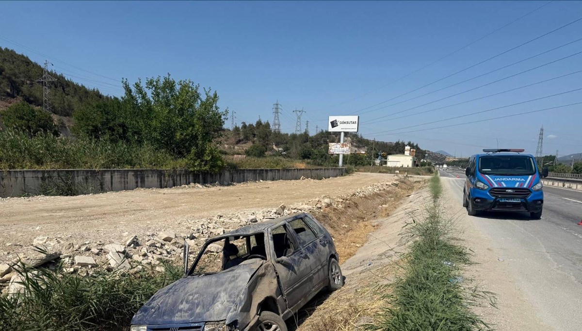 Su kanalına devrilen otomobildeki 5 kişi yaralandı
