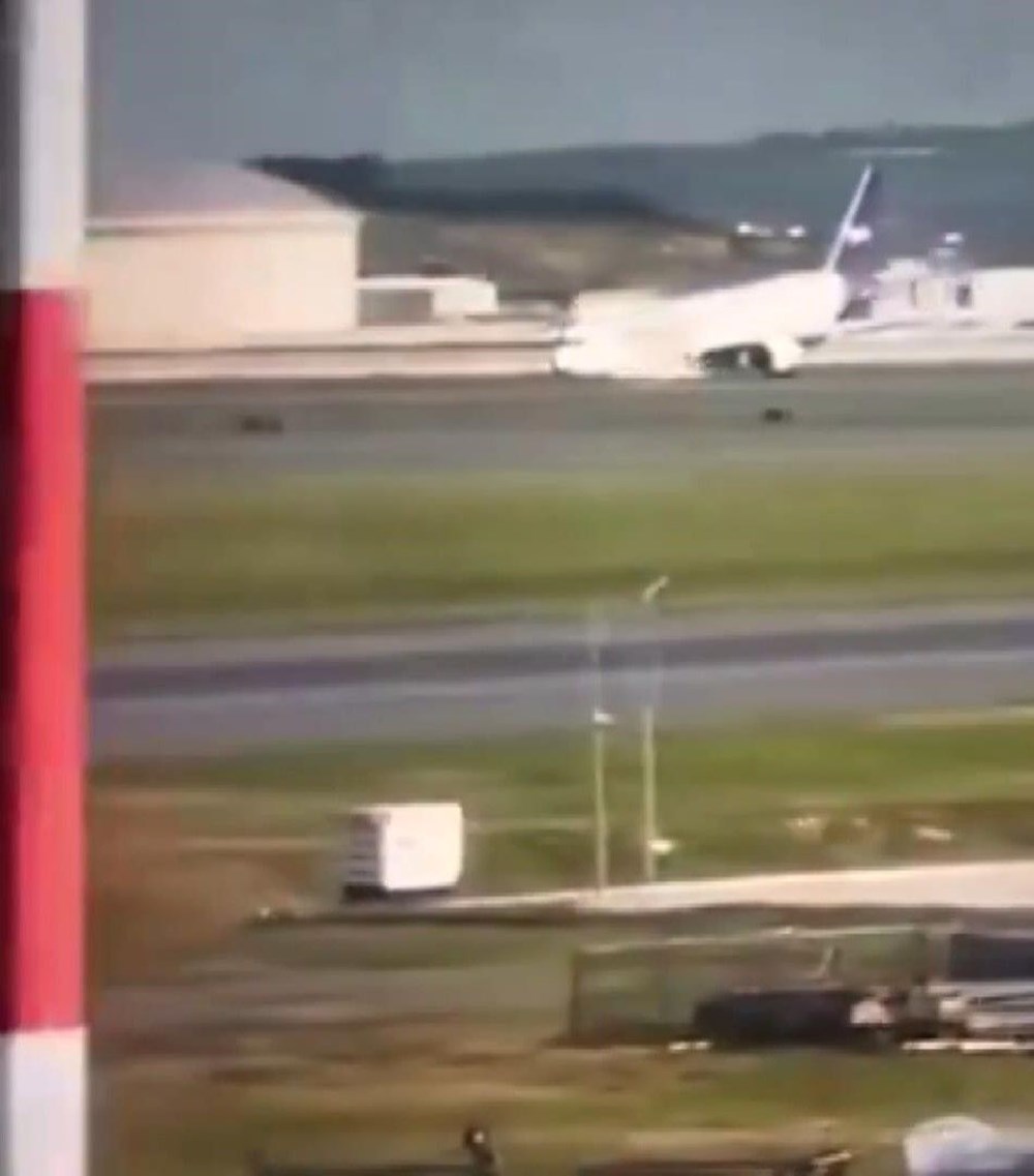İstanbul Havalimanı'nda hareketli anlar: İniş takımları açılmayan uçak gövde üzeri iniş yaptı - 5