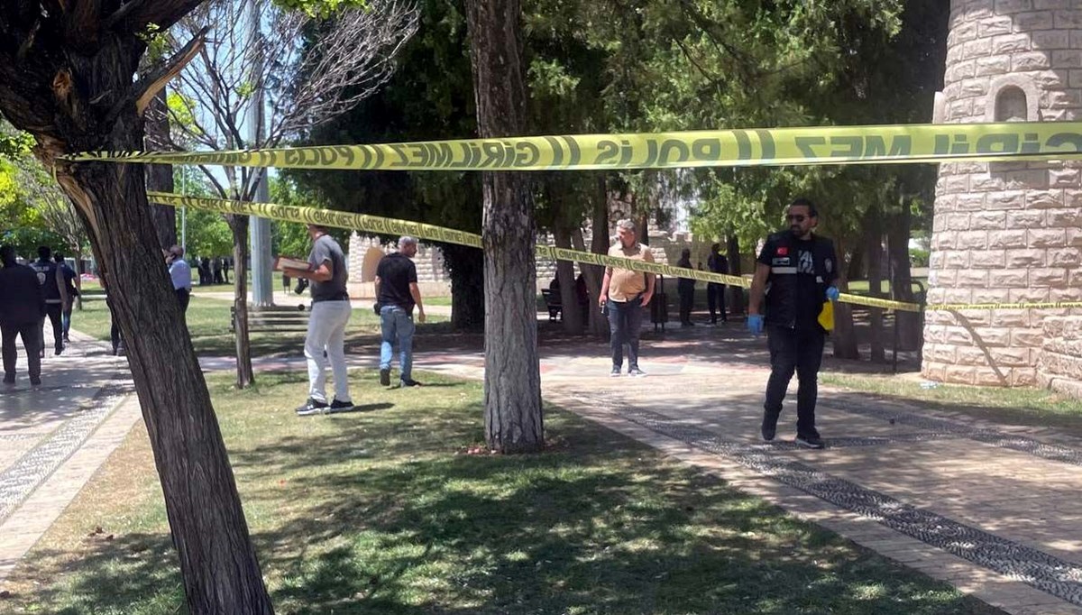 Parkta kalbinden bıçaklandı Parkta kalbinden bıçaklandı