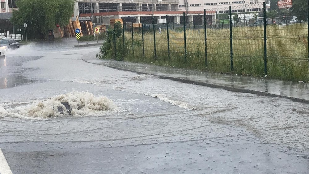 İstanbul'da şiddetli yağış: Yollar göle döndü, boğaza çamurlu su aktı - 20